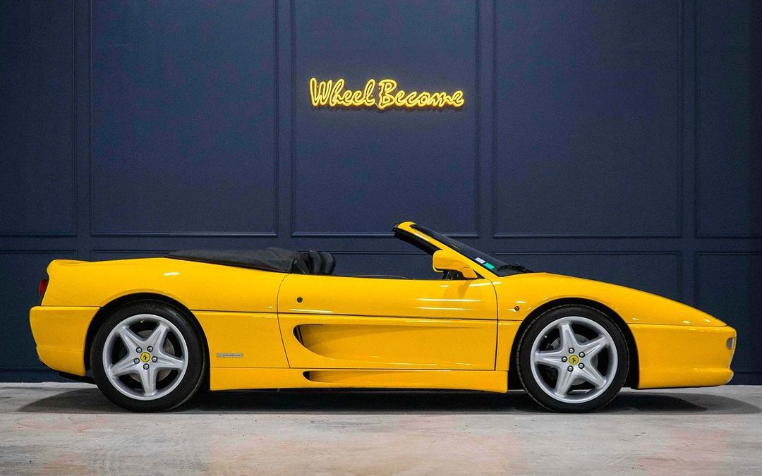 Ferrari F355 Spider 2.7 : l&rsquo;élégance à ciel ouvert et la musique du V8