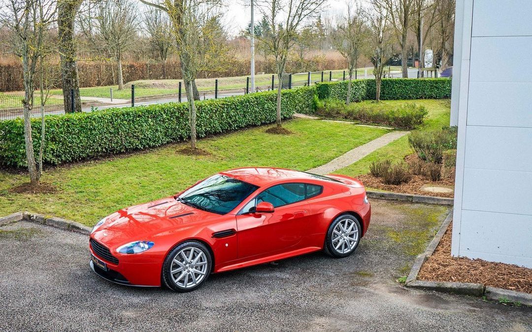 Aston Martin V8 Vantage S : un ballet mécanique d&rsquo;élégance et de puissance