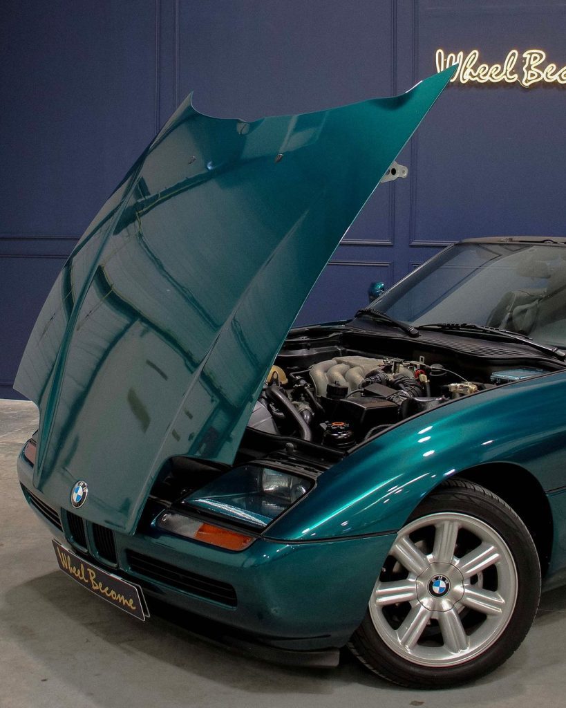 Découvrez la BMW Z1 : design révolutionnaire, plaisir de conduite intense, et anecdotes d'aventures sur les routes. Une icône intemporelle.