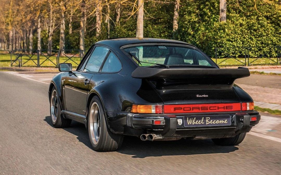 Porsche 911 (930) Turbo : l&rsquo;étoile de la route et les flammes de la performance