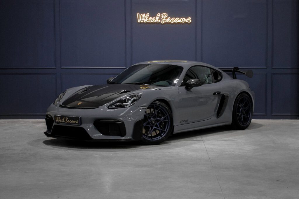 La Porsche 718 Cayman GT4 RS, avec son moteur de 500 chevaux et son châssis optimisé, offre une expérience de conduite pure et immersive, marquant une révolution dans la gamme Cayman.