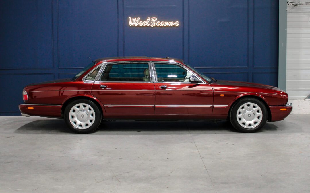 Daimler Super V8 LWB : l&rsquo;ultime symbiose du luxe britannique et de la puissance